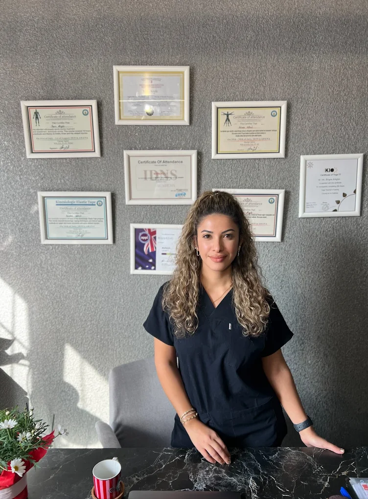 Fizyoterapist Büşra Köylü, kliniğindeki mesleki sertifikalarının önünde