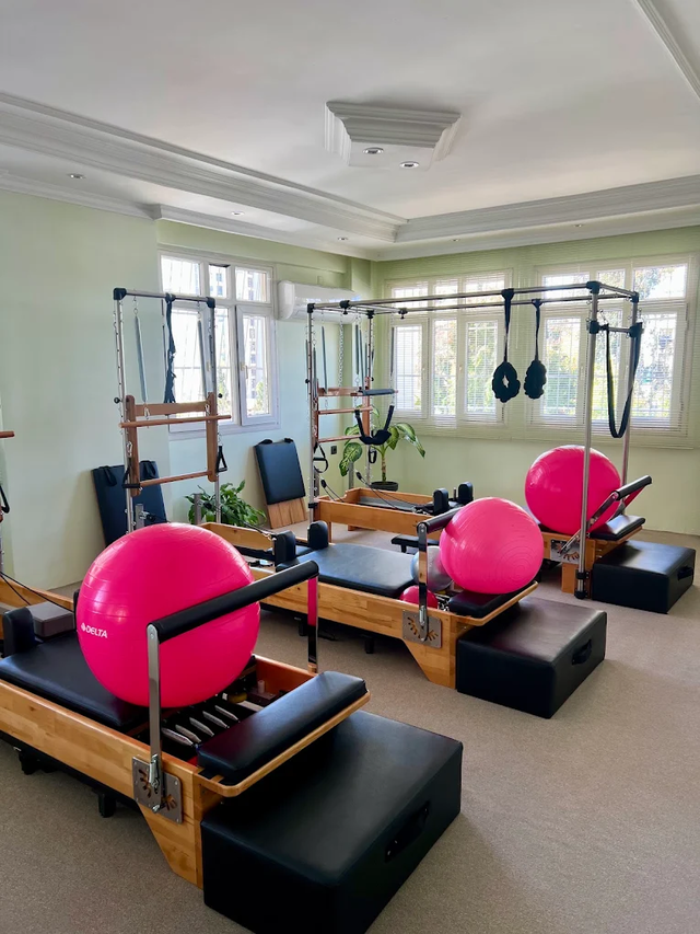 Reformer pilates stüdyosu; cihazlar ve pilates topları